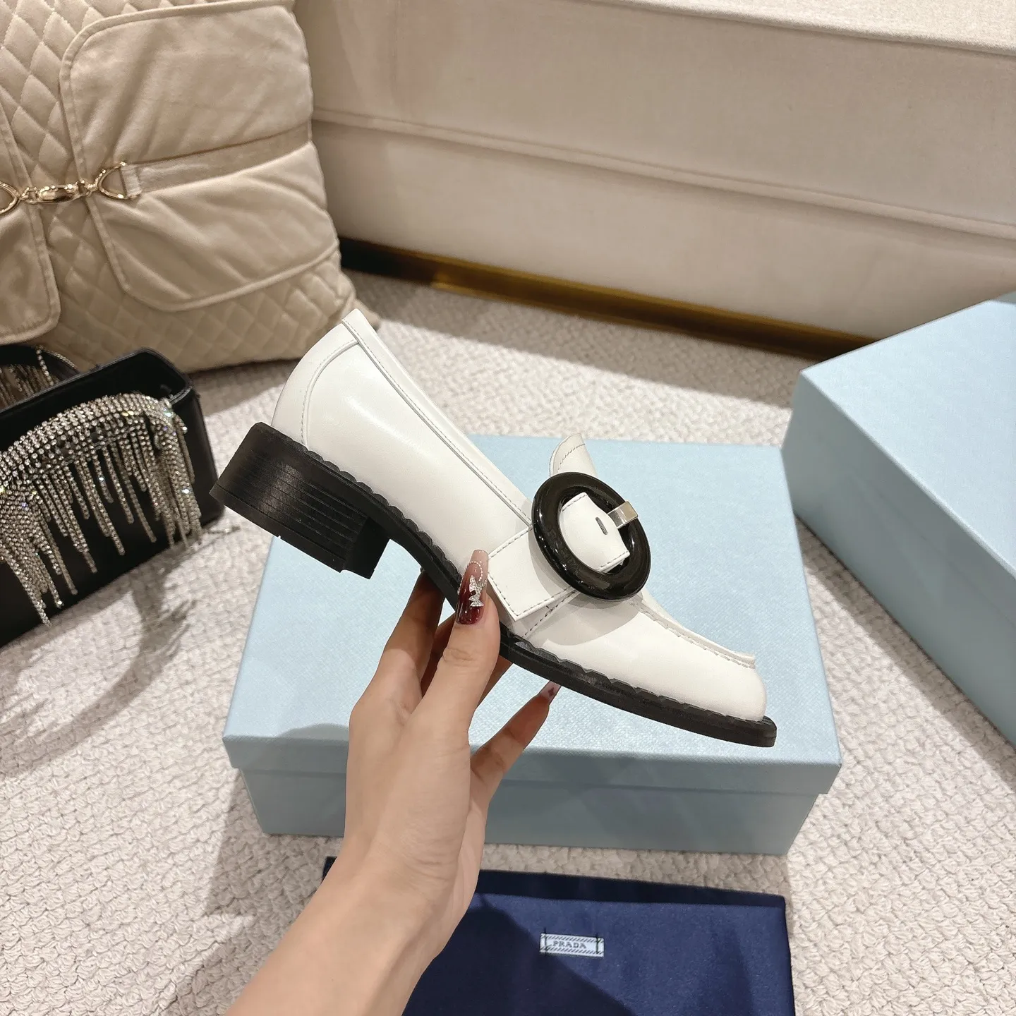 👟👟Ex-factory price 560👟👟 High version Prad✅ certified𝟐𝟎𝟐5𝙨𝙨 Early Spring Prada💯 #陈昊宇 Same style, many celebrity internet celebrities have the same style / mid-heeled British loafers, the round rubber buckle design adds a sense of sophistication, the overall shape is full of aura, and the British style small leather shoes are casual and high-end. Chen Haoyu’s same style/Prada25ss loafers! Fabric: Imported open edge beads Lining: Imported sheepskin Insole: Imported cowhide Women's model: Standard code 35-41 (customized at 40.41).  Color: black, light brown, white. The shoes are very cost-effective, so we refuse to negotiate.  #陈昊宇 Same style Prada loafers # Temperament wear